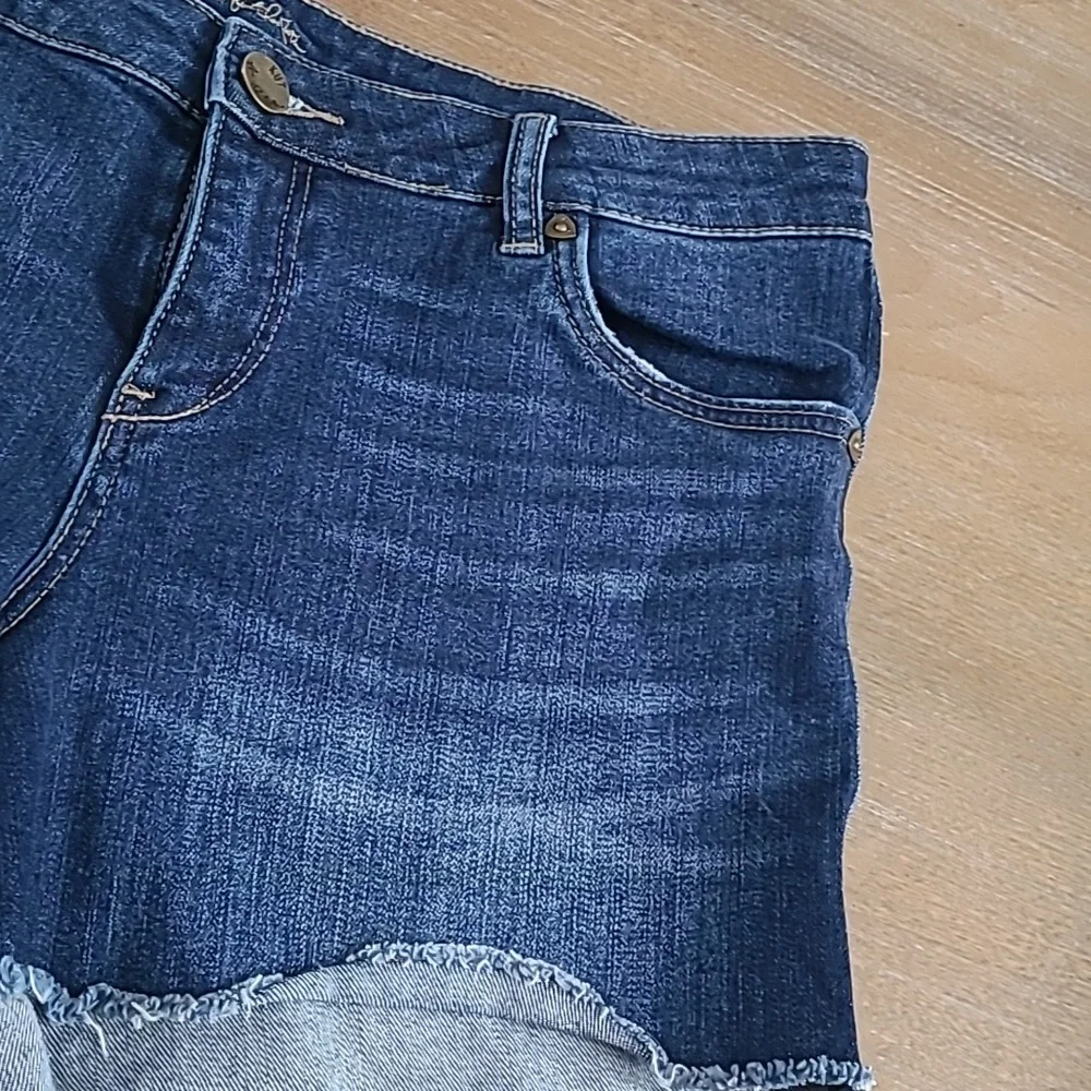 Kut from the Kloth Medium Dark Wash Gidget Fray Jean Short Size 10 - Picture 3 of 7